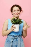 rolig flicka i en blå t-shirt och shorts en blomkruka isolerat bakgrunder oförändrad foto