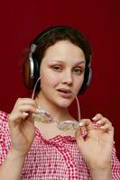 kvinna i rosa blus och grön shorts lyssnande till musik med hörlurar foto