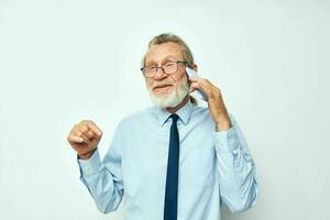 Foto av pensionerad gammal man talande på de telefon företag arbete isolerat bakgrund