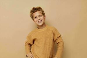 Foto av ung pojke i en beige Tröja Framställ roligt livsstil oförändrad