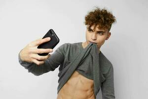attraktiv man teknologi med telefon selfie isolerat bakgrund foto