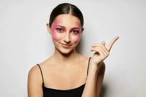 modern kvinna leende ljus rosa smink känslor kosmetika ljus bakgrund oförändrad foto