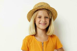 glad liten flicka i hatt Framställ mode barndom foto