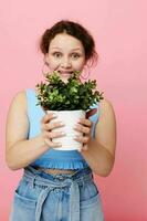 glad kvinna inlagd blomma Framställ växt beskurna se oförändrad foto