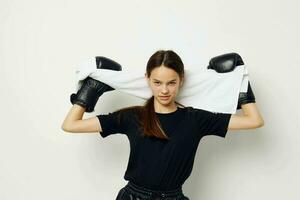 ung skön kvinna med handduk boxning svart handskar Framställ sporter isolerat bakgrund foto