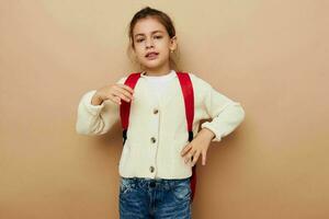 Söt ung flicka hand gest röd ryggsäck barndom oförändrad foto