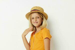 glad liten flicka bär en hatt mode Framställ ljus bakgrund foto