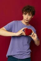 pojkvän tonåring lila t-shirt hjärtformade gåva foto