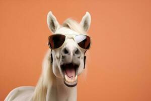 porträtt leende bakgrund glasögon skönhet djur- häst solglasögon rolig färgrik roligt. generativ ai. foto