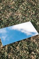 fantastisk platt låg av en spegel på gräset foto