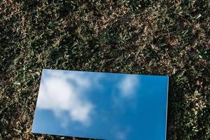 fantastisk platt låg av en spegel på gräset foto