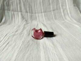 en rosa nagel putsa med en unik halv hjärta formad flaska foto