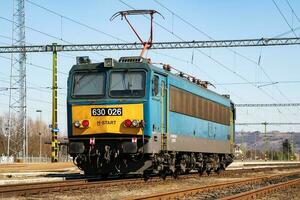 internationell tåg transport. lokomotiv tåg på station. global järnväg transport och frakt. foto