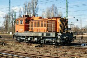 internationell tåg transport. lokomotiv tåg på station. global järnväg transport och frakt. foto