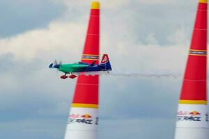 yoshihide muroya med n31ym zivko kant 540 flygande över sjö balaton på zamardi stad för röd tjur luft lopp 2019 foto