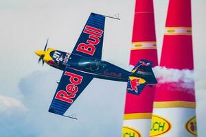 Peter besenyei med n806cr corvus racer flygande över sjö balaton på zamardi stad för röd tjur luft lopp 2019 foto