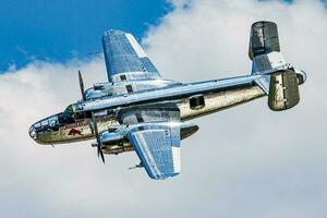 röd tjur flygande tjurar b-25 mitchell n6123c flygande över budapest och Donau flod foto