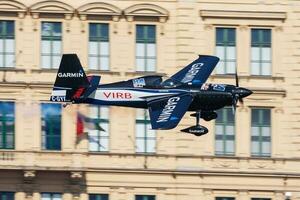 pete mcleod med c-gyrb zivko kant 540 flygande över Donau flod i budapest stadens centrum på röd tjur luft lopp 2015 på röd tjur luft lopp 2015 foto