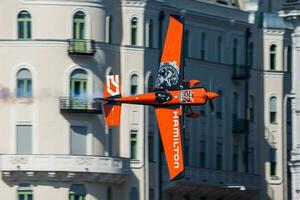 Nicolas ivanoff med n4767 zivko kant 540 flygande över Donau flod i budapest stadens centrum på röd tjur luft lopp 2015 foto