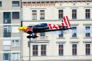 Peter besenyei med n806pb zivko kant 540 flygande över Donau flod i budapest stadens centrum på röd tjur luft lopp 2015 foto