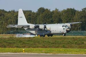 militär transport plan på luft bas. luft tvinga flyg drift. flyg och flygplan. luft försvar. militär industri. foto