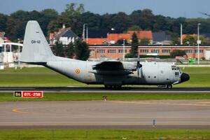belgisk luft tvinga militär transport plan på luft bas. luft tvinga flyg drift. flyg och flygplan. luft hiss. militär industri. flyga och flygande. foto