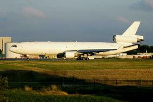 Västra global flygbolag md-11 n415jn frakt plan avresa på liege flygplats foto