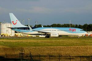 tui flygbolag belgien boeing 737-800 oo-jau passagerare plan avresa på liege flygplats foto