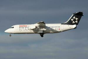 stjärna allians swiss internationell flygbolag avro rj100 hb-iyv passagerare plan landning på frankfurt flygplats foto