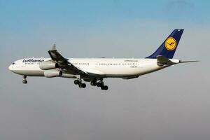 lufthansa flygbuss a340-300 d-aifa passagerare plan landning på frankfurt flygplats foto