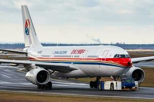 Kina östra flygbuss a330-200 b-5903 passagerare plan taxning på frankfurt flygplats foto