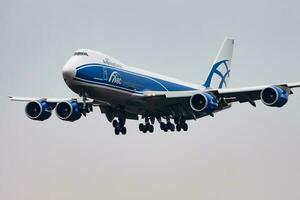 flygbrofrakt boeing 747-8 vq-blq frakt plan landning på frankfurt flygplats foto