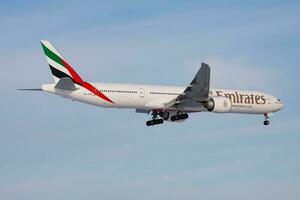 emirates flygbolag boeing 777-300er a6-ece passagerare plan landning på frankfurt flygplats foto
