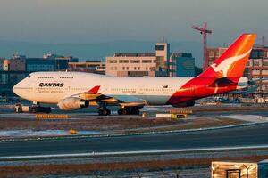 qantas luftvägarna boeing 747-400 vh-ojj passagerare plan taxning på frankfurt flygplats foto