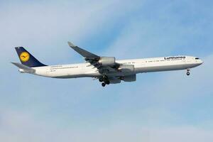 lufthansa flygbuss a340-600 d-aihd passagerare plan landning på frankfurt flygplats foto