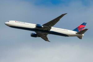 delta flygbolag boeing 767-400 n825mh passagerare plan avresa på frankfurt flygplats foto