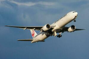 jal japan flygbolag boeing 777-300er ja735j passagerare plan avresa på frankfurt flygplats foto