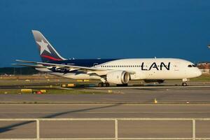 lan chile flygbolag boeing 787-8 dreamliner cc-bbb passagerare plan avresa på frankfurt flygplats foto