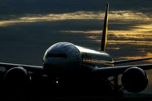 fedex frakt plan på flygplats. luft frakt. flyg och flygplan. luft transport. global internationell transport. flyga och flygande. foto