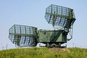 sovjet och ryska militär radar station med antenn. luft försvar. modern armén industri. foto