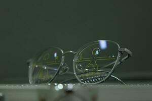 närbild av glasögon, monokel progressiv linser foto