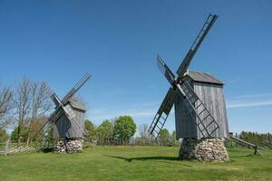 gammal väderkvarnar på de ö av saaremaa i estland foto