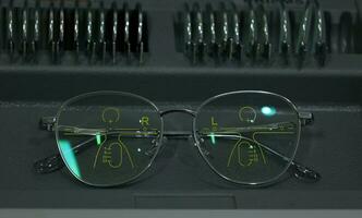 närbild av glasögon, monokel progressiv linser foto