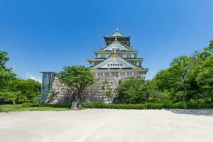 osaka slott i osaka med höst löv. japan. foto