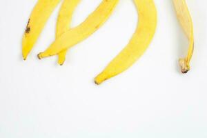 bananskal på vit bakgrund foto