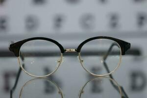 glasögon på en tabell glas foto