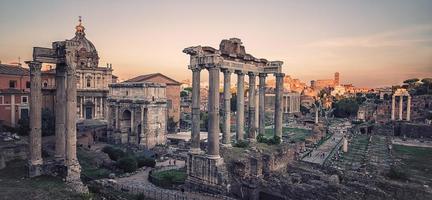 staden Rom vid solnedgången