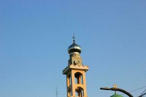 de kupol av de minaret mot de blå himmel som en bakgrund. bandung, indonesien - juli 2023 foto