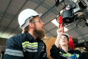 elektrisk ingenjör med de uppdrag av montera en robot ärm elektrisk systemet foto