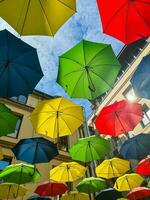 färgrik paraplyer flyta i de himmel och dekorera de gata foto